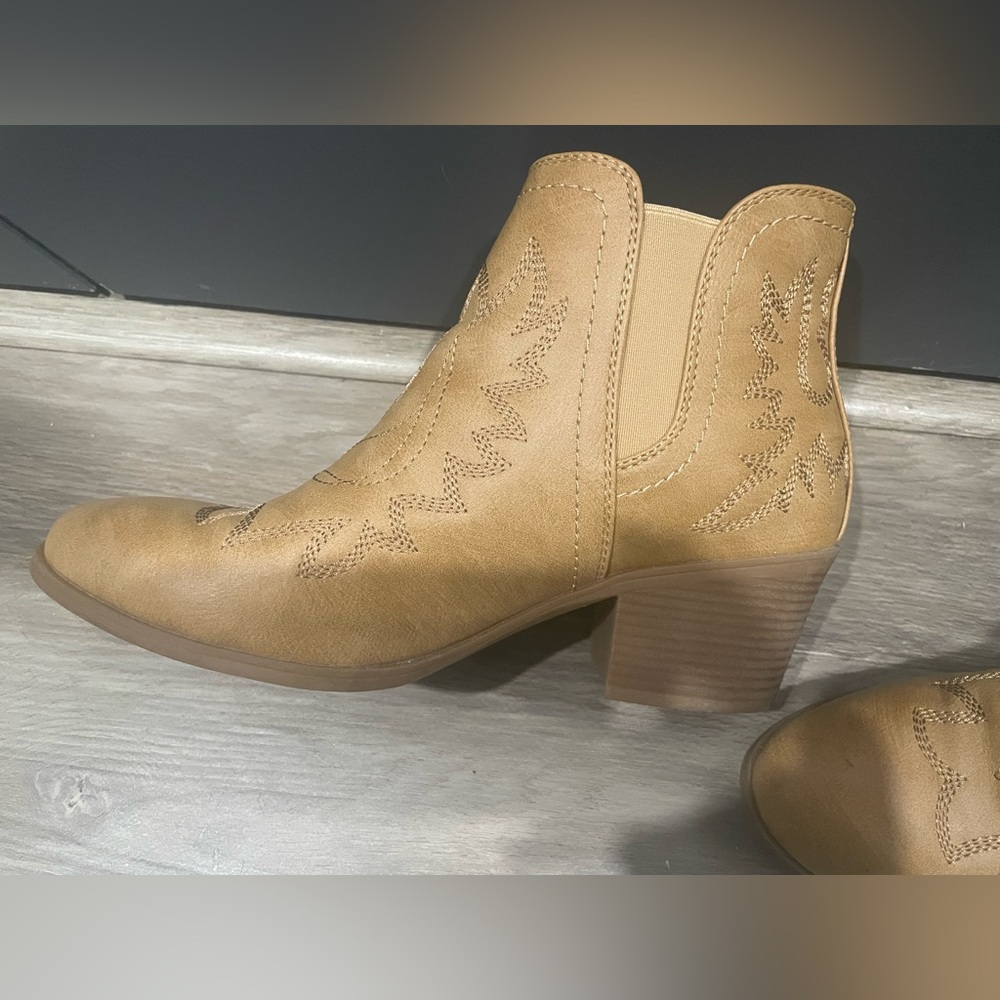 Tan Western Ankle Boots - Picture 4 of 8